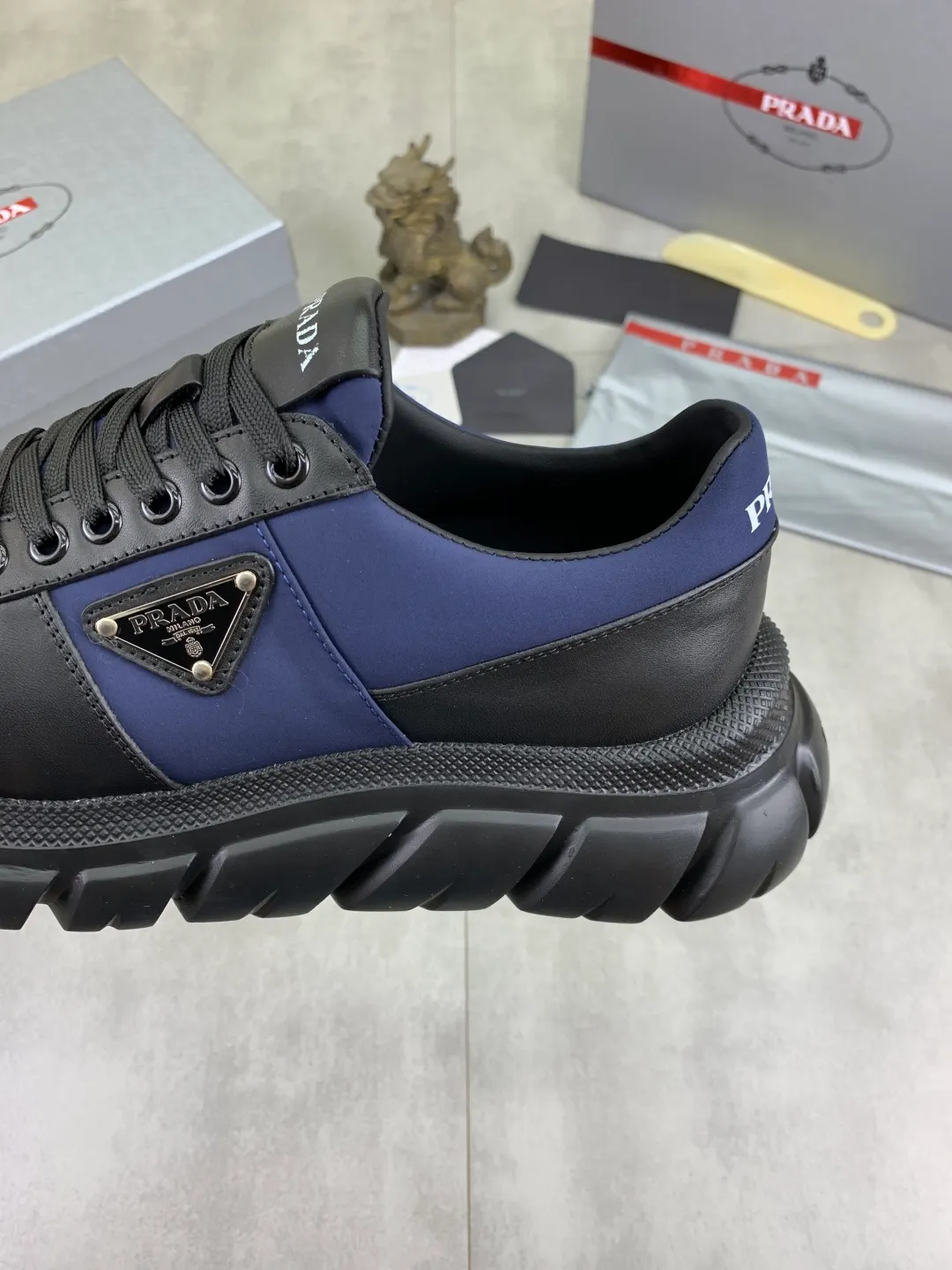 Men's men's shoes 💰P560💰[New style] High version official website popular models are on the market, 🆘 Classic popular models (Prada) are the main popular models, avant-garde and versatile fashion men's shoes private version mold opening, cowhide surface splicing 1:1.. Fashionable and simple, original imported cowhide lining cowhide feet; the atmosphere and personality are more fashionable, eye-catching and pursuing class. It will subvert the old idea and be a must-have for fashion trendsetters with you! Must keep it for yourself! Tall and comfortable, large and low, high-end quality workmanship. Code number: 38-44 (45 46 customized) 4️⃣ colors available.